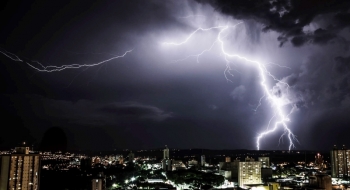 Sistema de detecção de raios do Brasil melhora alertas para salvar vidas